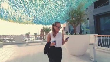 Stres - iş kadını akıllı telefondan konuşuyor stresli ve acelesi var. Kafkasyalı iş kadını stresli ve meşgul.