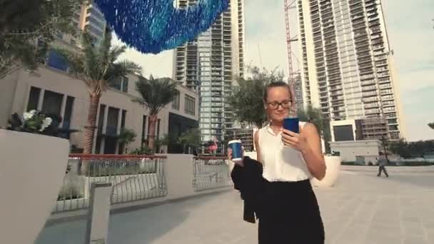 El estrés - mujer de negocios corriendo hablando en el teléfono inteligente estresado y corriendo a toda prisa. Mujer de negocios caucásica estresada y ocupada . — Vídeo de stock