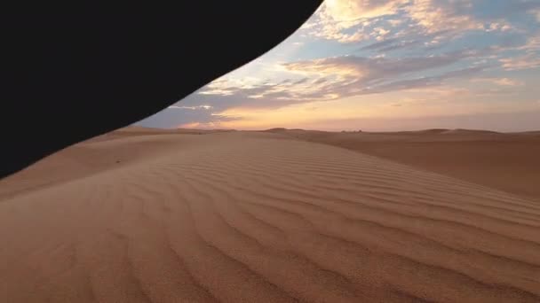 Camera beweegt rond jonge vrouw in youga pose. Silhouet van een jonge vrouw die yoga doet bij zonsondergang in de enorme woestijn. Epische zonsondergang en sport concept video. — Stockvideo