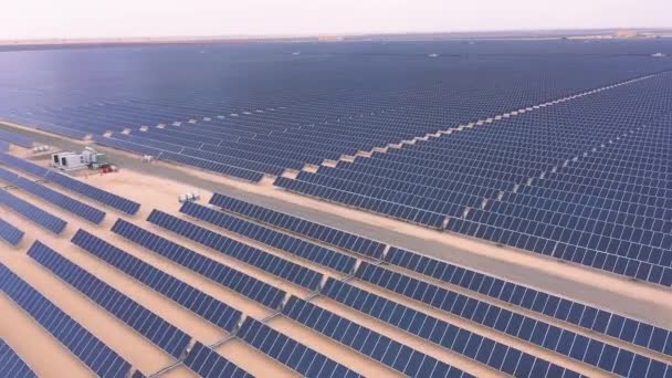 AERIAL. Солнечная электростанция в пустыне ОАЭ . — стоковое видео