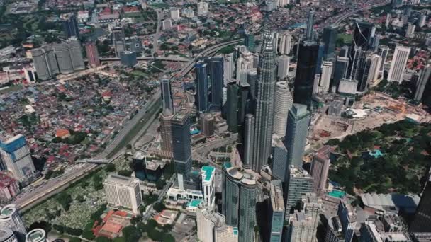 AERIAL. Vista superior do centro da cidade moderna. Kuala Lumpur skyline vídeo. — Vídeo de Stock
