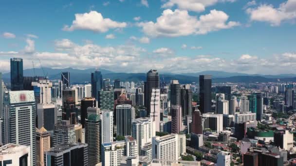 AERIALNE. Widok na centrum nowoczesnego miasta. Filmik z panoramą Kuala Lumpur. — Wideo stockowe