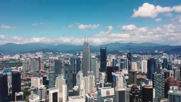 AERIAL. Vista superior do centro da cidade moderna. Kuala Lumpur skyline vídeo. — Vídeo de Stock