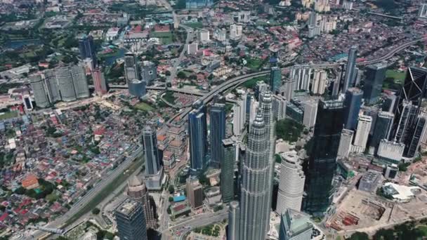 Kuala Lumpur 01. Januar 2020. Antenne. Blick von oben auf das moderne Stadtzentrum. Video zur Skyline von Kuala Lumpur. — Stockvideo