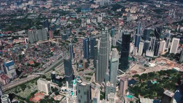 AERIAL. Top pohled na centrum moderního města. Kuala Lumpur panorama video. — Stock video