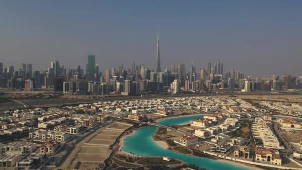 AERIAL. Blick von oben auf Dubai Downtown mit Luxusvillen. — Stockvideo