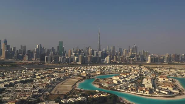 AERİAL. Lüks villaları olan Dubai şehir merkezi manzaralı.. — Stok video
