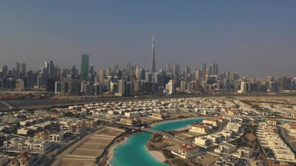 AERIAL. Blick von oben auf Dubai Downtown mit Luxusvillen. — Stockvideo