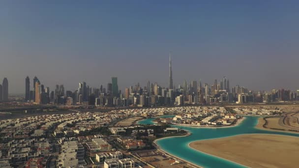 AERİAL. Lüks villaları olan Dubai şehir merkezi manzaralı.. — Stok video