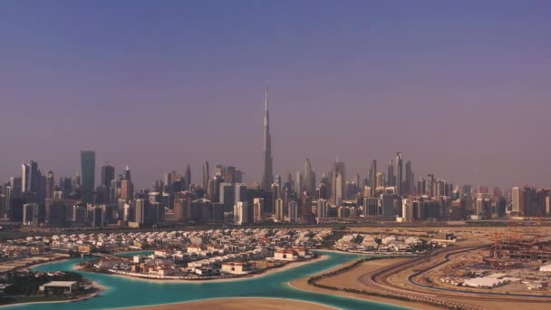 Вид с воздуха на центр Дубая в летний день, Объединенные Арабские Эмираты — стоковое видео