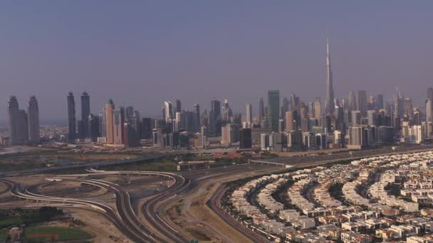 Dubai, Birleşik Arap Emirlikleri Otoban Kavşağı havadan görünümü — Stok video