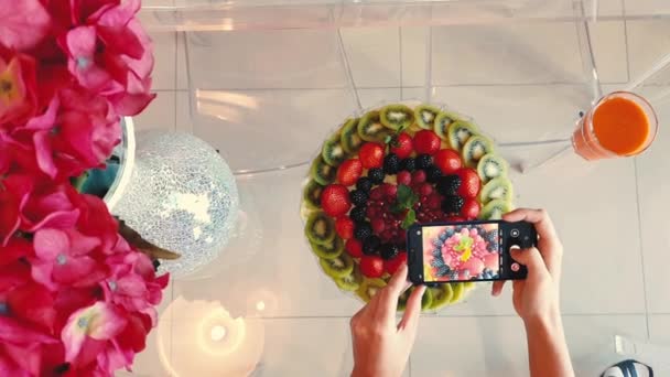 Donna che scatta una foto di frutta piatto su smartphone — Video Stock