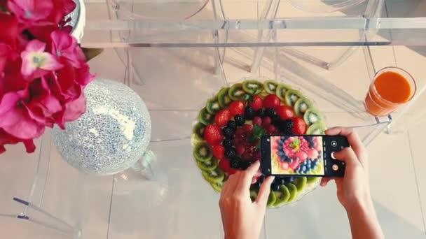 Mujer tomando una foto del plato de frutas en el teléfono inteligente — Vídeos de Stock