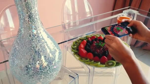 Žena fotí ovoce talíř na smartphone — Stock video