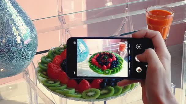 Kobieta robi zdjęcie talerza owoców na smartfonie — Wideo stockowe
