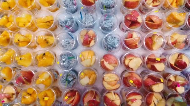 La mujer toma frutas frescas cortadas en el supermercado. Comida, alimentación saludable y concepto vegetariano . — Vídeos de Stock