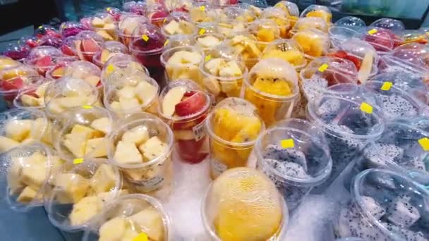 Fresh fruits at the market. — Stock Video