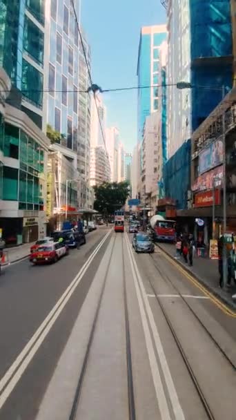 HONG KONG -23 MAI 2019 Vidéo verticale. Quartier central : Circulation et vie urbaine dans ce centre financier et d'affaires international asiatique. La ville est l'une des zones les plus peuplées du monde . — Video