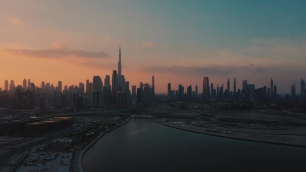 АВЕРІАЛ. Краєвид на місто Дубай на прекрасний захід сонця, Об "єднані Арабські Емірати.. — стокове відео