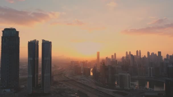 Дубай сверху. Дубайский горизонт на закате. Объединенные Арабские Эмираты — стоковое видео