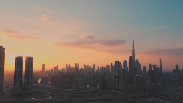 Flygplan. Ovanifrån av centrum Dubai och enorma urbana vägar med trafik vid vacker solnedgång, Förenade Arabemiraten. — Stockvideo