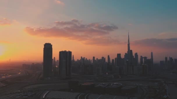 AÉRIAL. Belle architecture moderne de la ville au coucher du soleil doré. Vue des tours de la baie d'affaires de Dubais . — Video