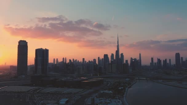 AÉRIAL. Vue sur le centre-ville de Dubaï et d'immenses routes urbaines avec du trafic au beau coucher du soleil, Émirats arabes unis . — Video