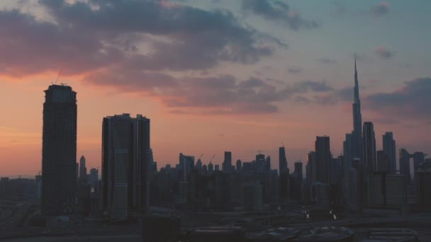 Havadan. Dubai şehir merkezinin üst manzarası ve kameraya yakın uçan kuş sürüsü.. — Stok video