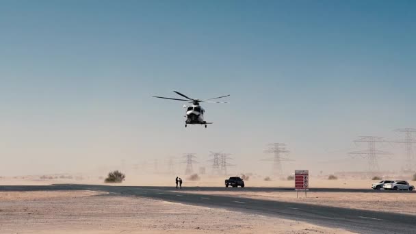 Rendőrhelikopter a sivatagban. Rendőrségi képzési és mentési műveleti koncepció. — Stock videók