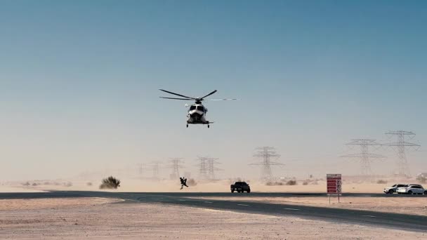 Rendőrhelikopter a sivatagban. Rendőrségi képzési és mentési műveleti koncepció. — Stock videók