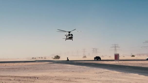 Hélicoptère de police dans le désert. Concept d'opération de formation et de sauvetage de la police. — Video