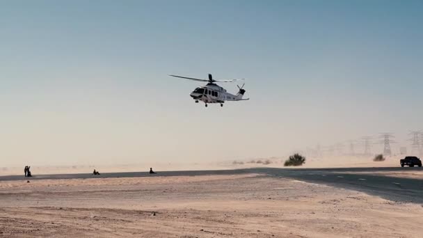 Helicóptero policial en el desierto. Concepto de entrenamiento y operación de rescate policial. — Vídeos de Stock