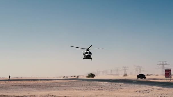 Helicóptero da polícia no deserto. Conceito de formação policial e operação de salvamento. — Vídeo de Stock