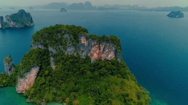 AEREALE. Vista dall'alto dell'isola verde e della spiaggia con la tradizionale barca thai al tramonto. — Video Stock