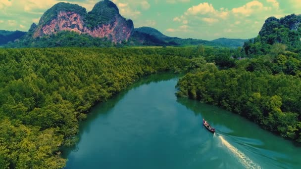 AERIAL. Top film stil utsikt över traditionella thai båt och flod med berg på backrgound. — Stockvideo