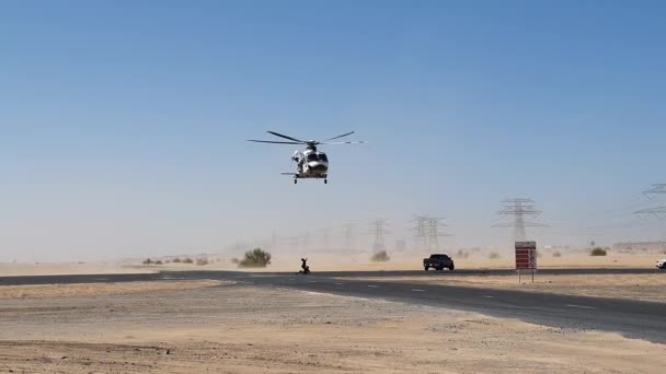 Hélicoptère de police dans le désert. Concept d'opération de formation et de sauvetage de la police. — Video