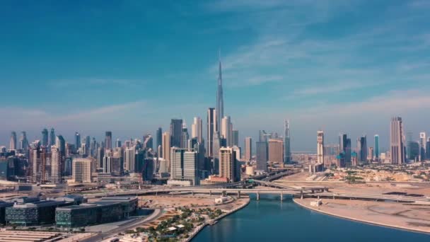AERİAL. Gündüz vakti Dubai şehrinin insansız hava aracı videosu. Modern şehir konsepti taşımacılık ve nehir. — Stok video