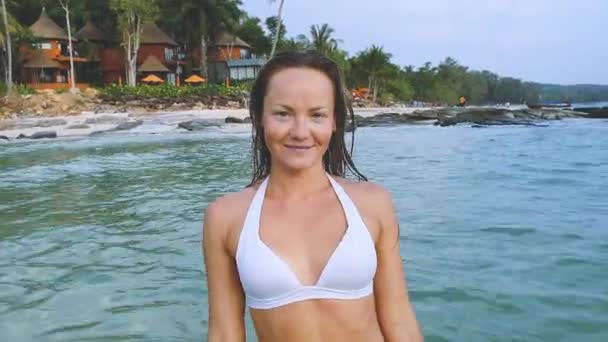 Mujer feliz sonriendo y divirtiéndose en la playa. Retrato de verano de la joven chica hermosa — Vídeos de Stock