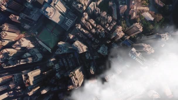 AERIAL. Flug über Wolken und riesige Stadt in China, Hongkong. — Stockvideo