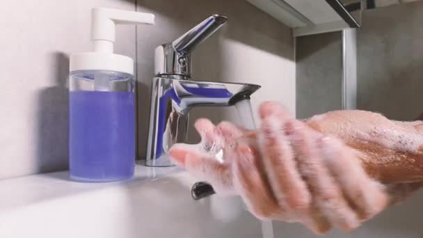Slow Motion. Coronavirus pandemisk prevention tvätta händerna med tvål. Kvinnan tvättar händerna med lila tvål. — Stockvideo