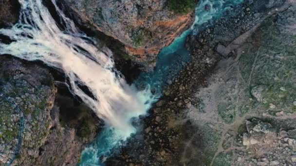 AÉRIEN. Vaste chute d'eau dans une forêt et vidéo de style cinéma sur la rivière bleue. — Video