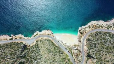 Antalya ilinin Kas ilçesinde Kaputas Sahili Dağ Yolu Türk Akdeniz Kıyısı Havadan Görünümü.