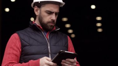 Foreman, ithalat ihracat için kargo gemisinden konteynır yükleme kutusu, Foreman, endüstriyel konteynır kargo gemisi, ticari lojistik konsept, ithalat ve ihracat konsepti.