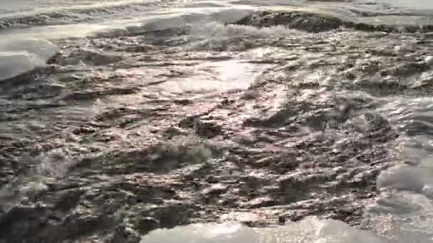 川の水の氷の流れ — ストック動画