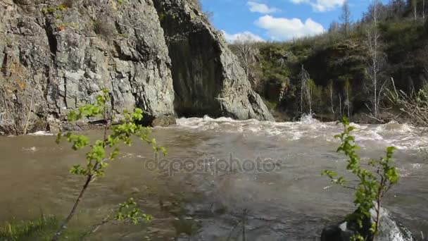 Lente high water stroomt in de rivier berg Ursul. — Stockvideo