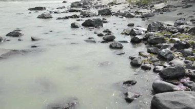 Sandy beach ve kayalar su. Ilgumen eşikleri
