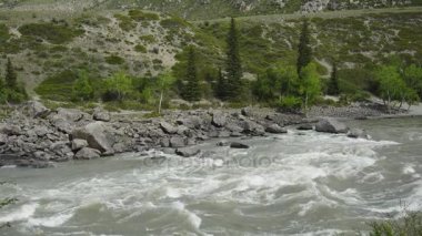 Ağaçta kıyı ve kayalar su. Ilgumen eşikleri.