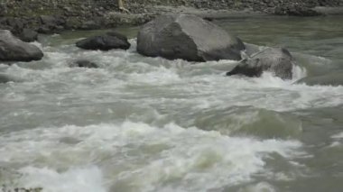 Katun nehrin akışı içinde dalgalar, köpük, sprey