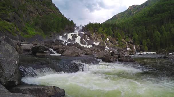 Waterval Uchar. Altaj, Siberië, Rusland — Stockvideo