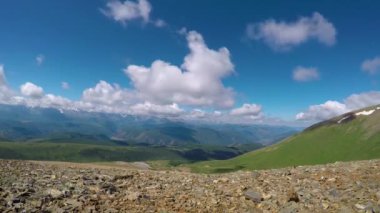 Fırtına bulutların üzerinde gökyüzü hızlandırılmış. Zaman atlamalı. Altay, Sibirya.